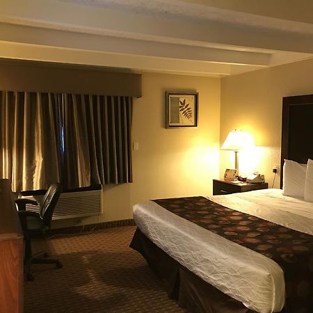 Days Inn By Wyndham Bloomington West Exterior foto