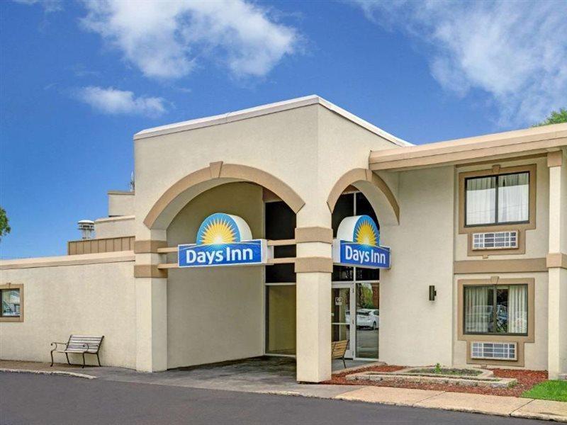 Days Inn By Wyndham Bloomington West Exterior foto